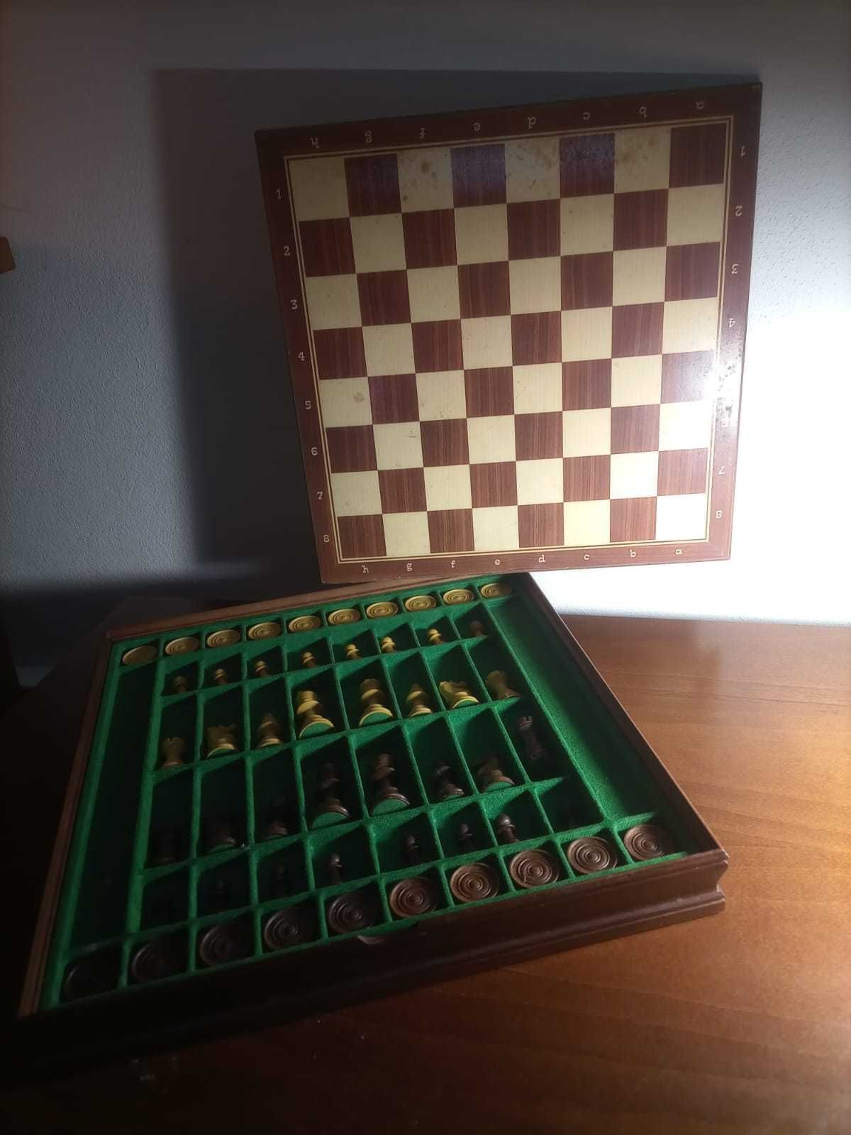 Caixa Tabuleiro de Xadrez/damas com peças