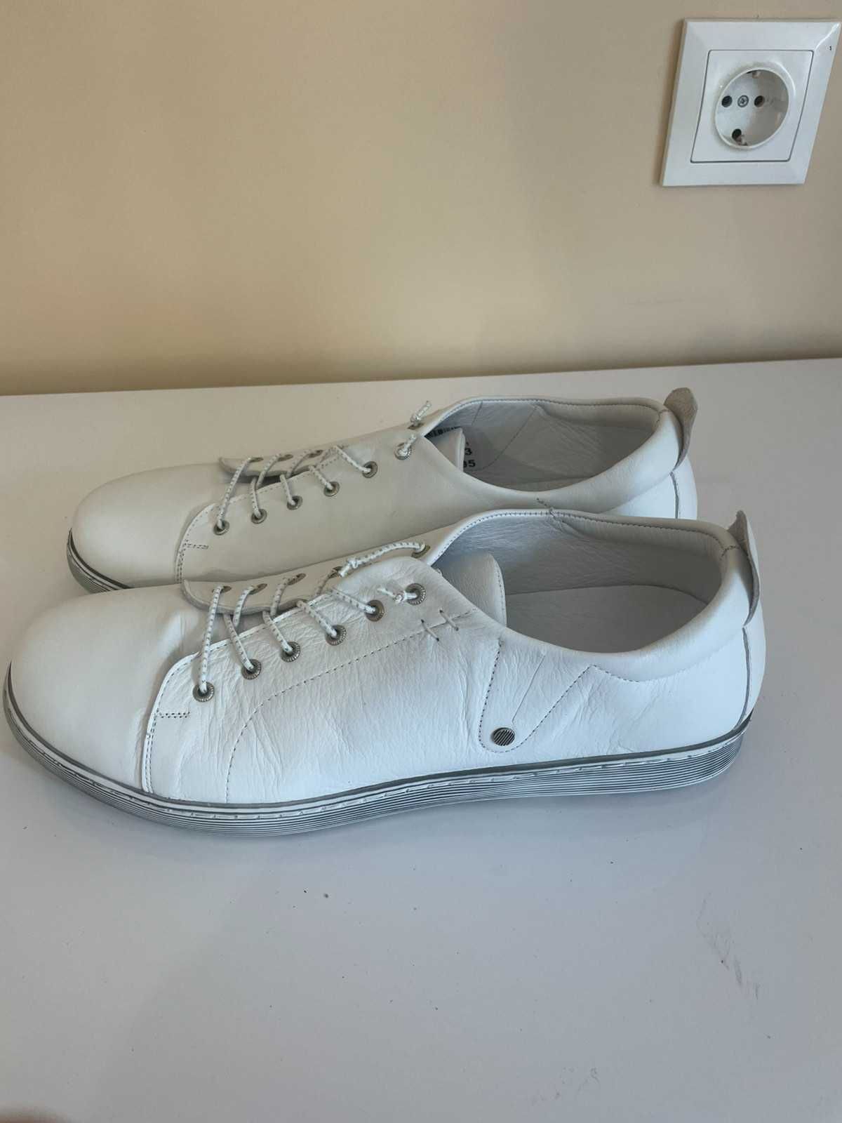 Продам спортивні туфлі -unisex ,кожа 43 розмiр