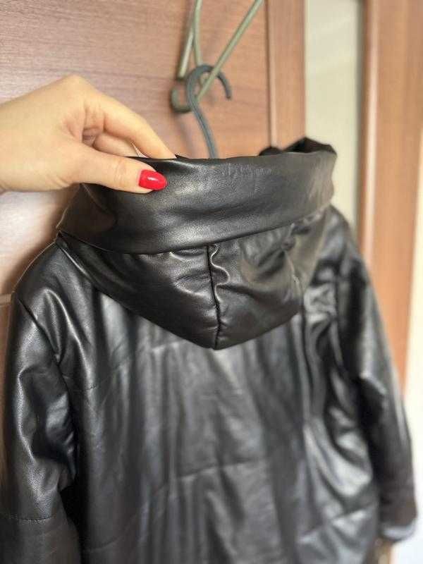 Стильная курточка пуховик с капюшоном размер 44 кожзам Bershka кожанка