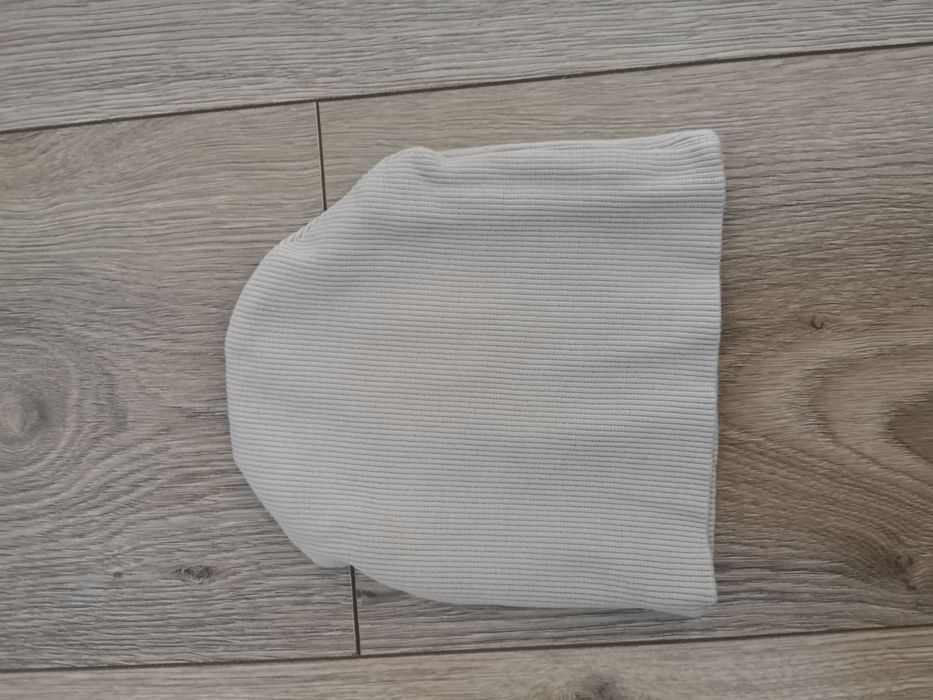 Beżowa czapka na obwód głowy 35-41 cm 3-6 miesięcy