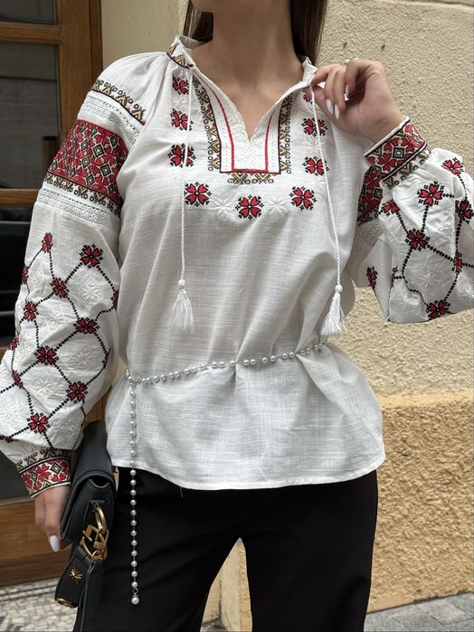 Жіноча вишиванка в НАЯВНОСТІ