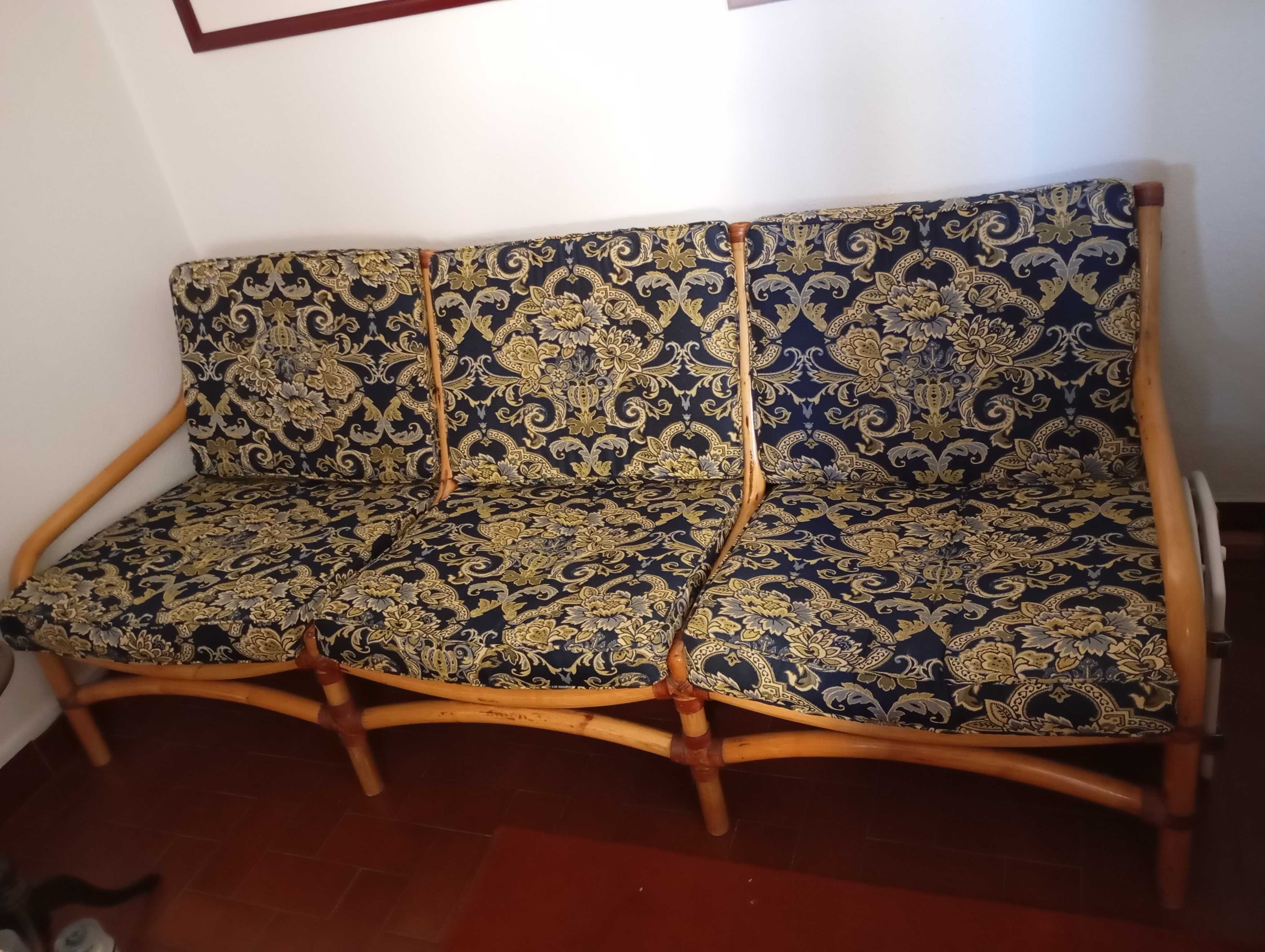 Sofá de 3 lugares, mesa, cadeiras em bambu