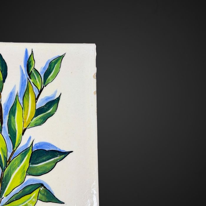 Ręcznie malowana płytka ceramiczna z motywem zielonych liści B5/111124
