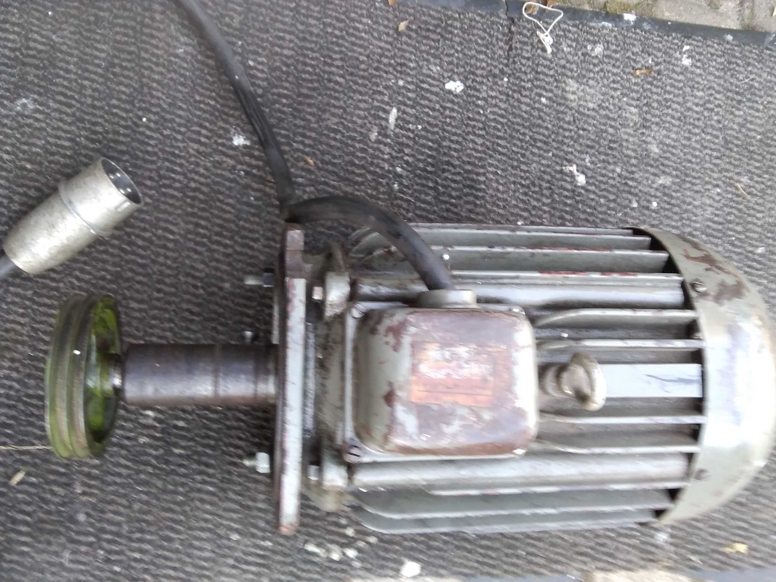silnik elektryczny 4 kW, 2900 obrotów, 3 fazy.