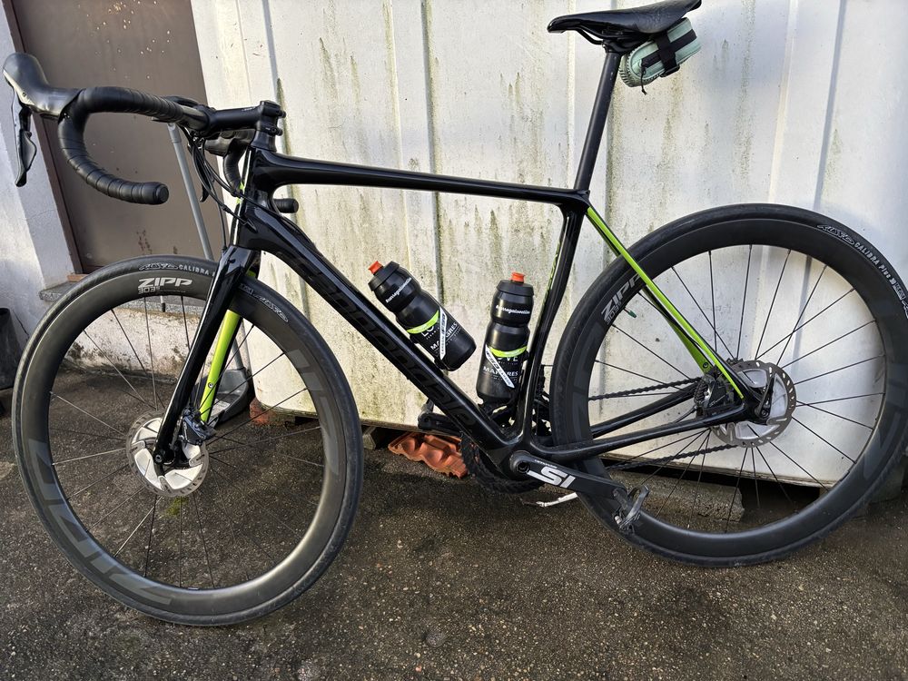 Bicicleta cannondale synapse carbono com rodas zipp303s