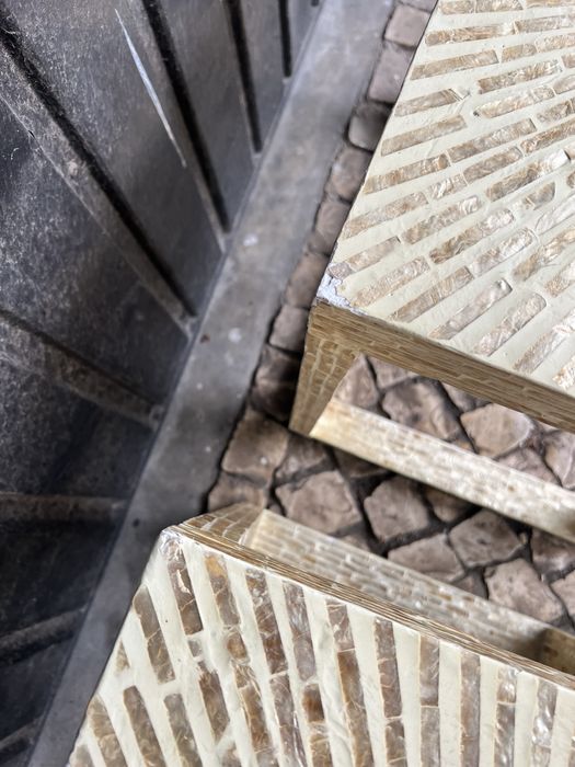 2 mesas de cabeceira/apoio estilo madrepérola