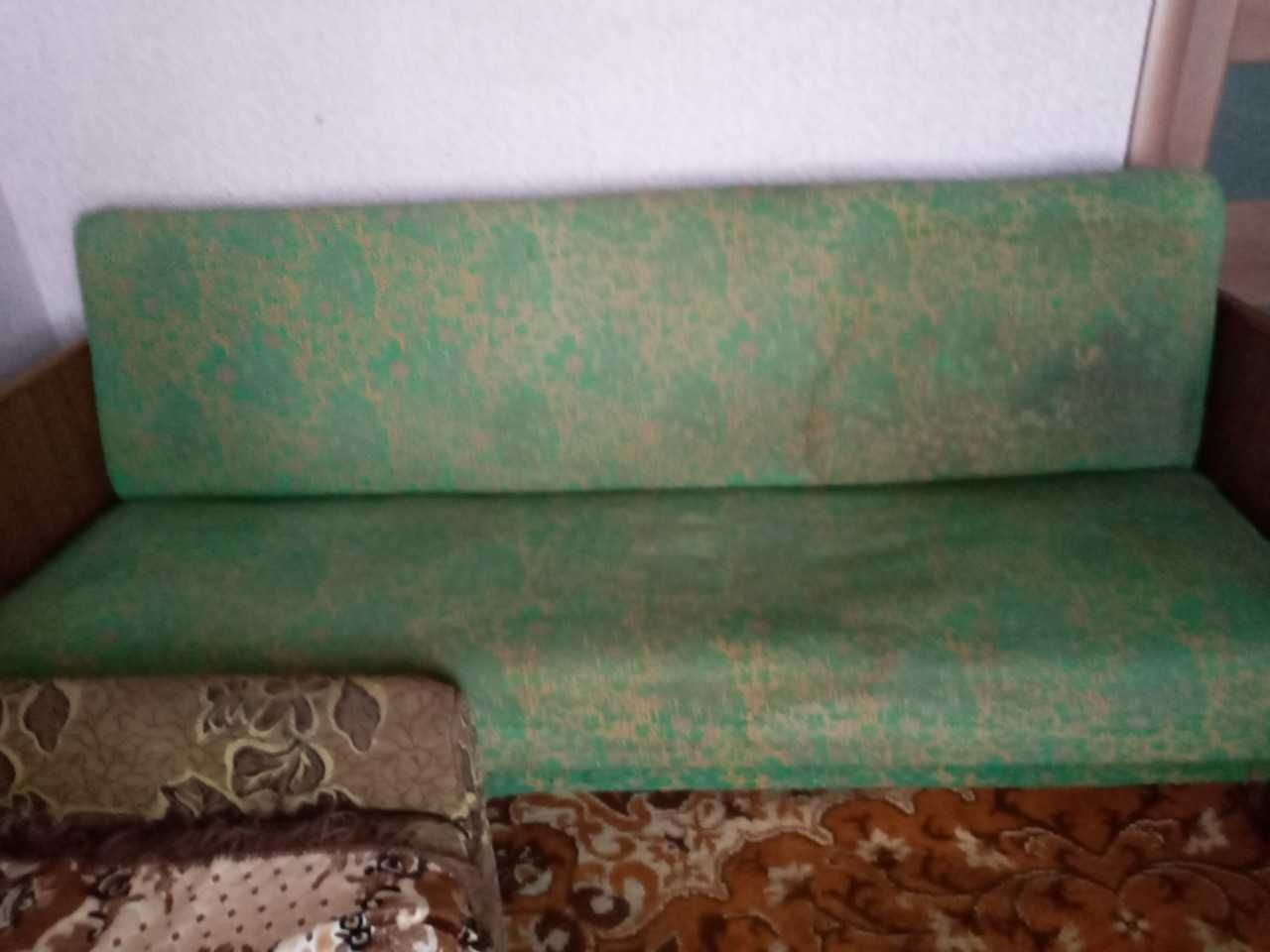 Диван (каркас дерев'яний) б/в. Безкоштовно. Самовивіз