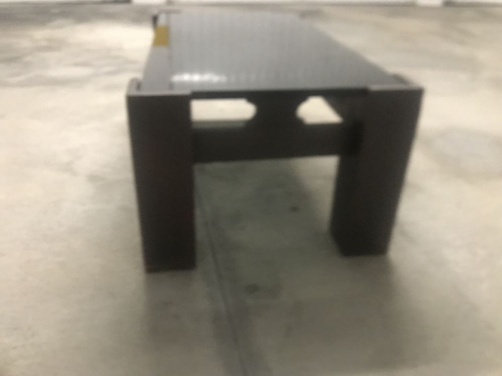 Mesa madeira grossa com 2 vidros escuros