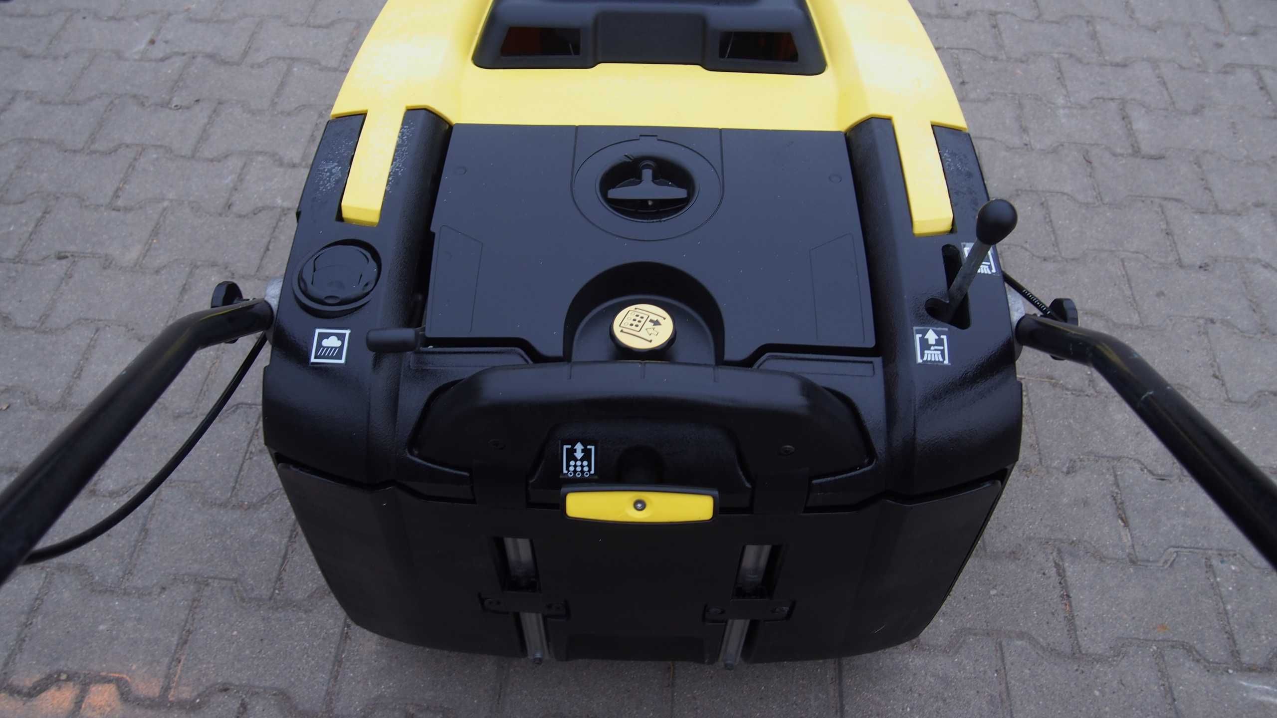 Karcher Professional KM 75/40 w zamiatarka spalinowa Honda