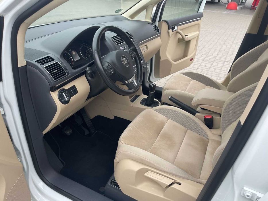 Volkswagen Touran 2015 2,0 TDI в идеале HighLine.