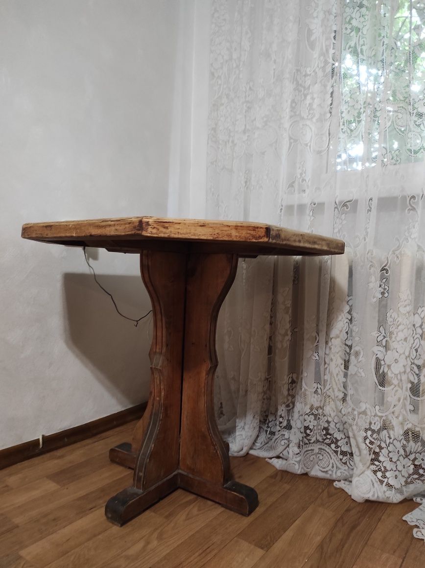 Антикварный деревянный стол