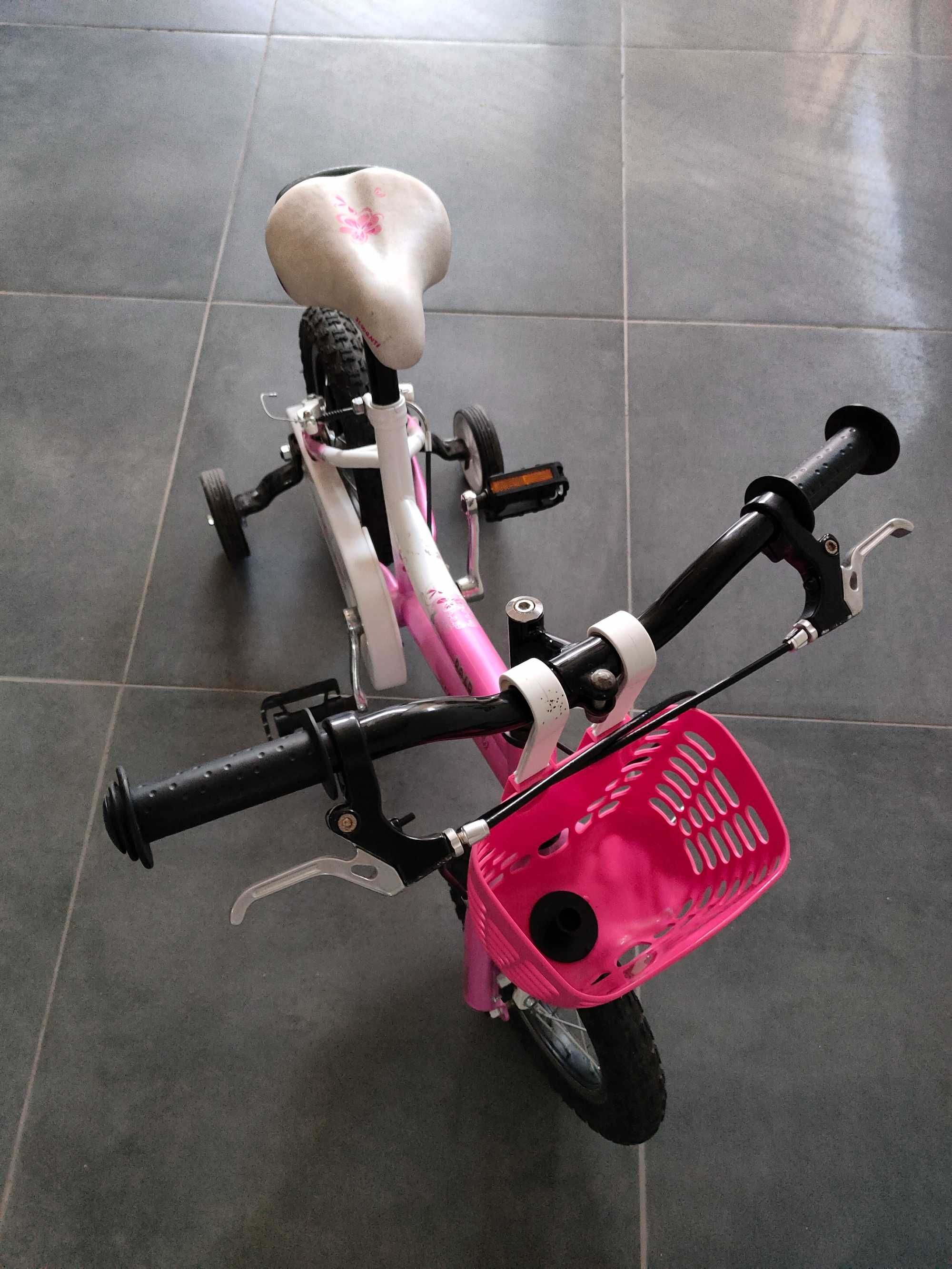 Bicicleta e triciclo de menina