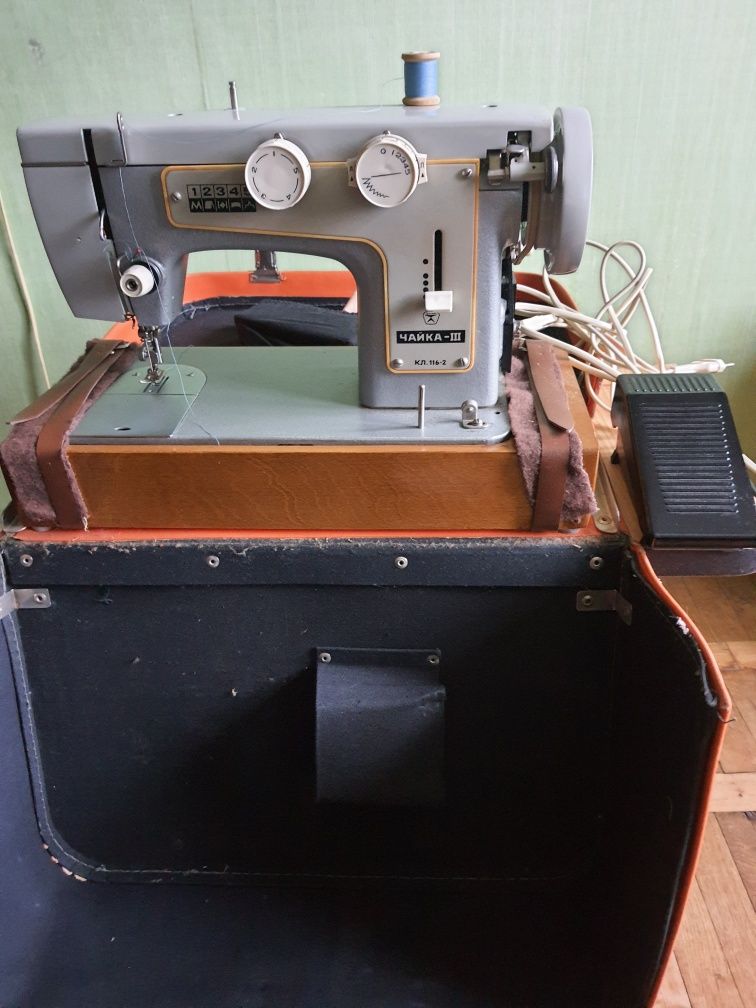Швейная  машина "Чайка", с электроприводом в футляре.