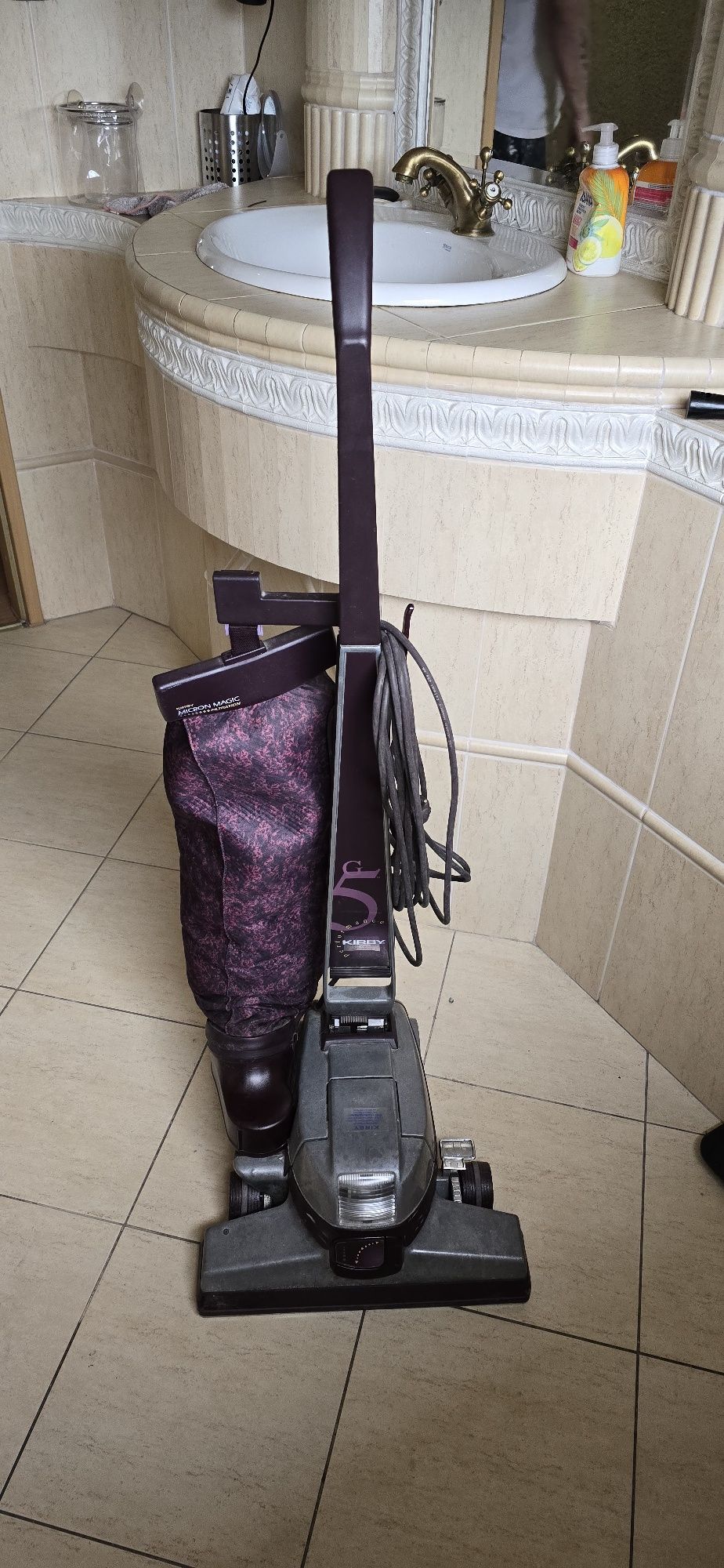 Porządny odkurzacz hotelowy do dywanów i nie tylko