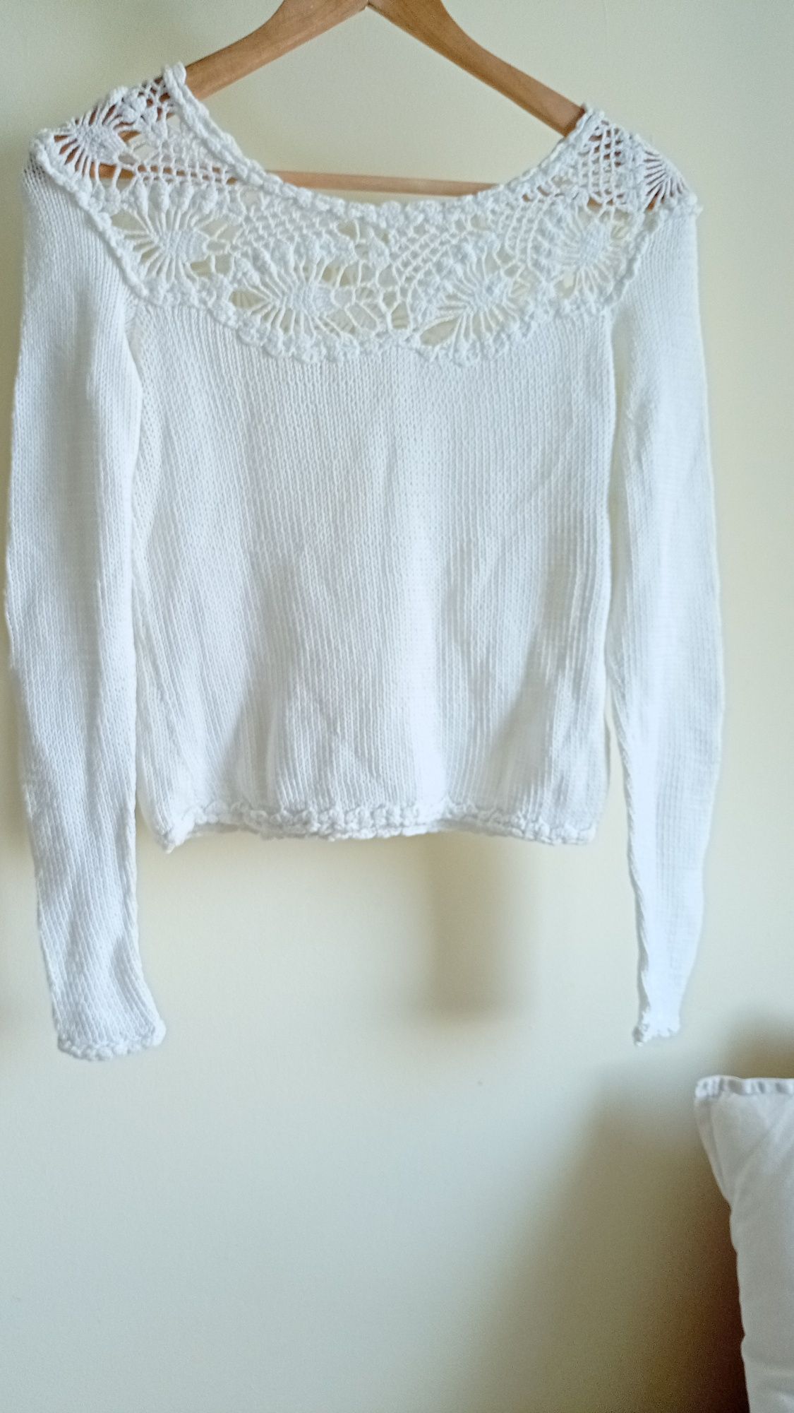 Biały sweter robiony na szydełku