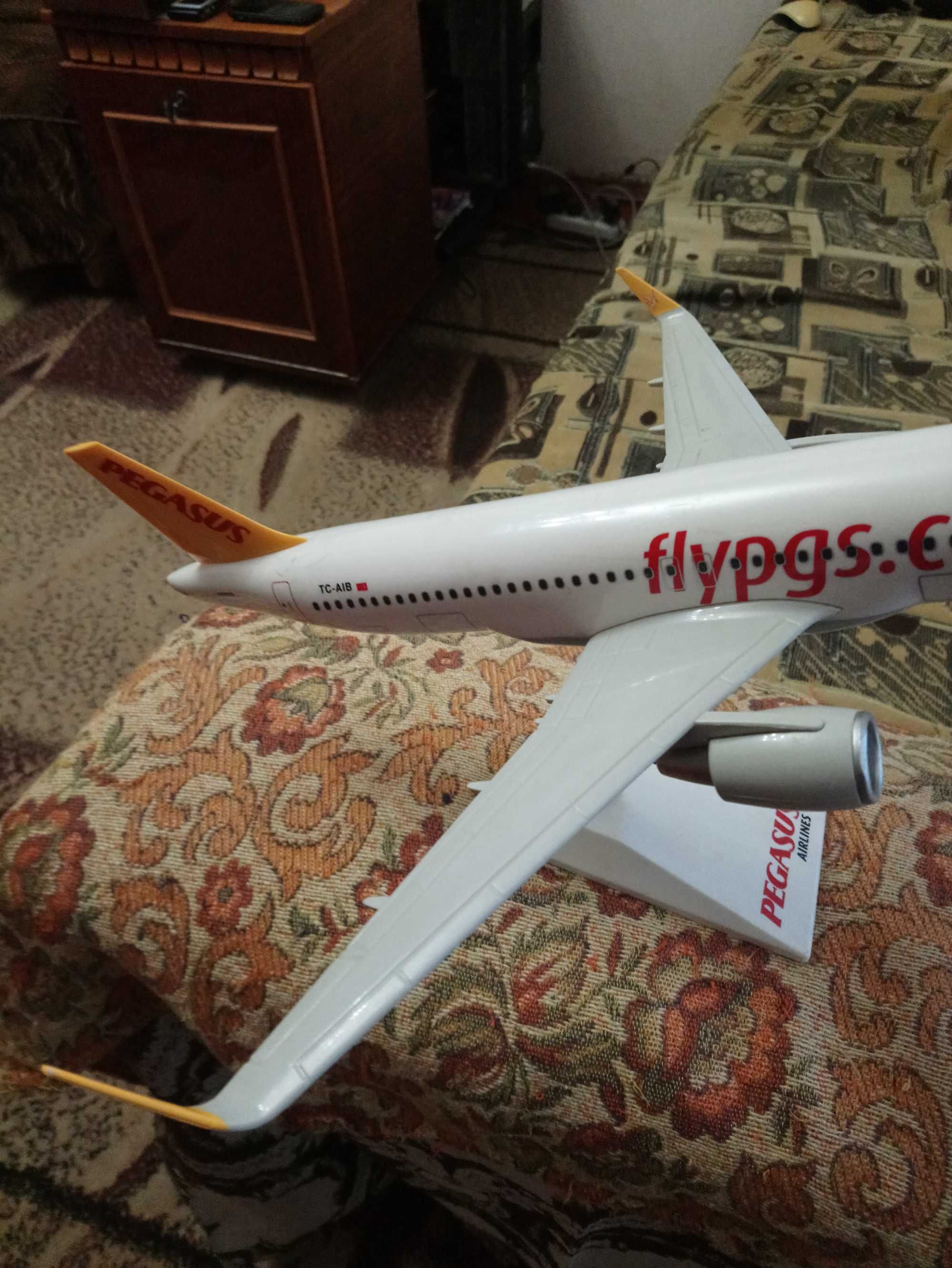 Модель самолета на подставке Airbus Pegasus Airlines