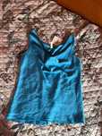 blusa azul caida a frente