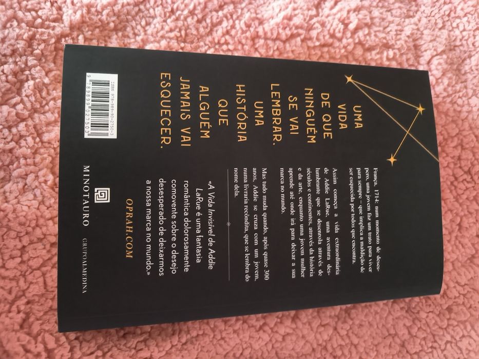 Livro "A Vida Invisível de Addie Larue" de V. E. Schwab