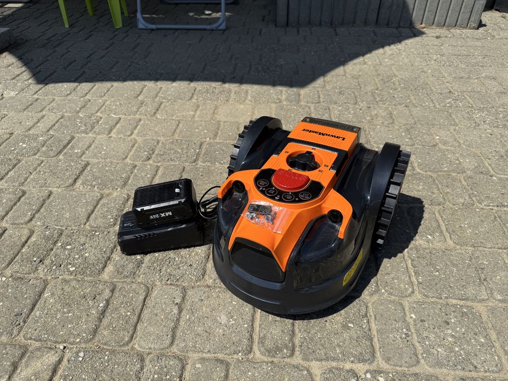 Robot koszący LawnMaster VBRM16