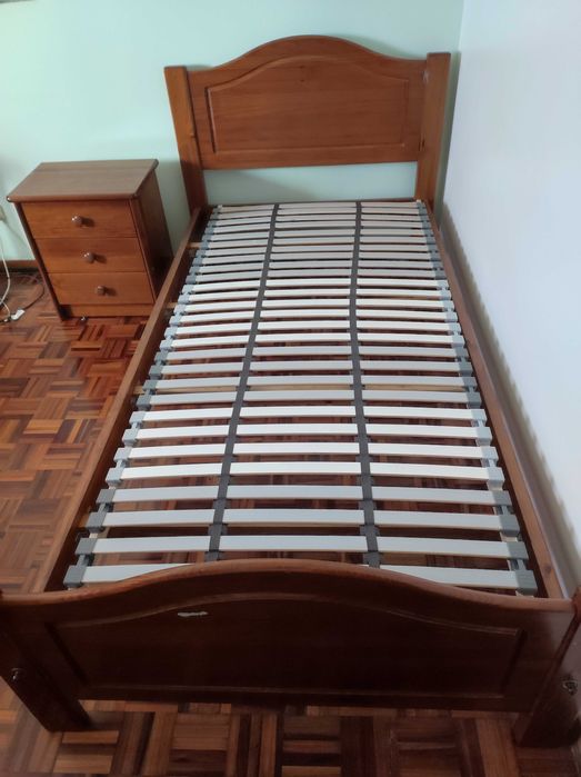 Conjunto de cama de solteiro e mesa de cabeceira