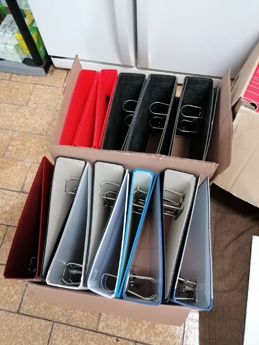 20 Dossier/Pastas Arquivo largas: marca Staples; Ambar e Leitz NOVAS