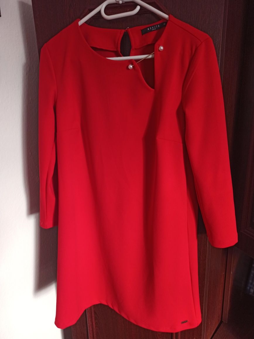 Жіноче червоне плаття прямого крою