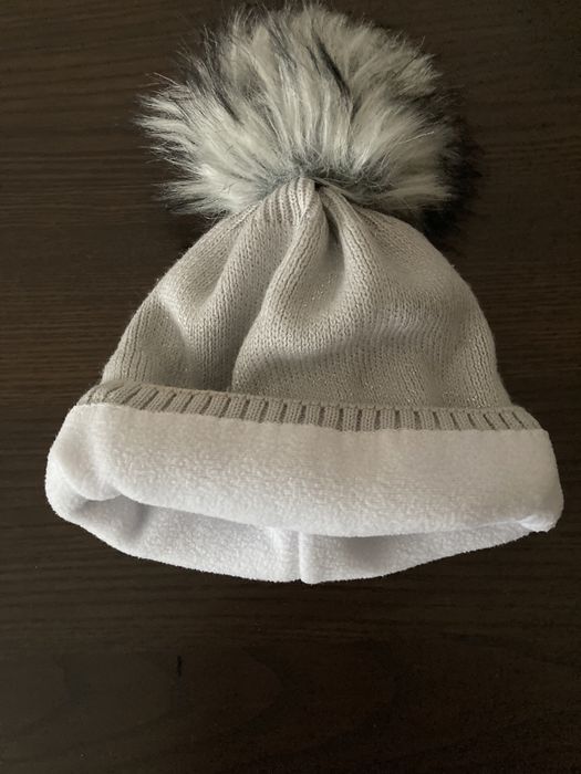 Czapka szara srebrna z pomponem