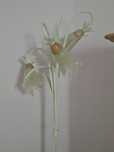 Biala lampa na wysokiej nodze shabby chic vintage