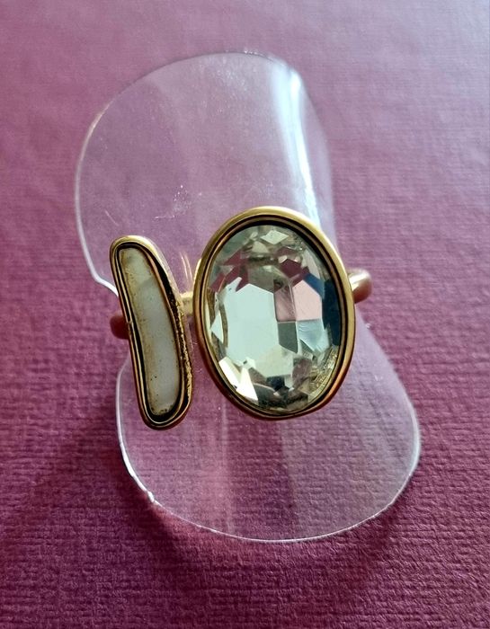 Anel dourado, em aço, com pedra de vidro e madrepérola. T20
