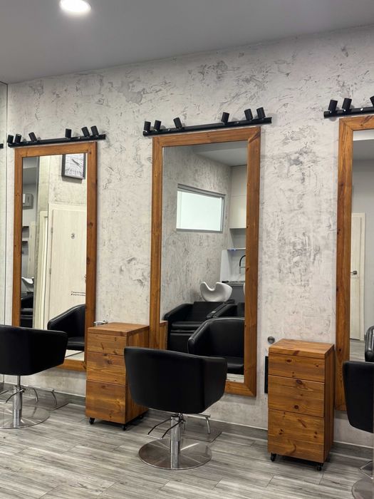 Lustra, szafki, stoliki z drewna naturalnego