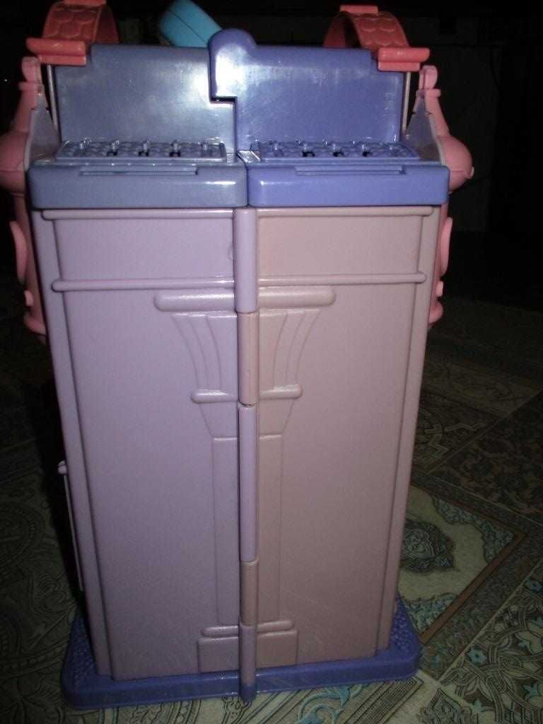 домик с мебелью и часами