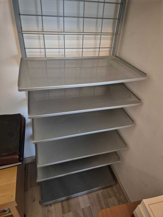 Stojak uniwersalny metalowy z półkami