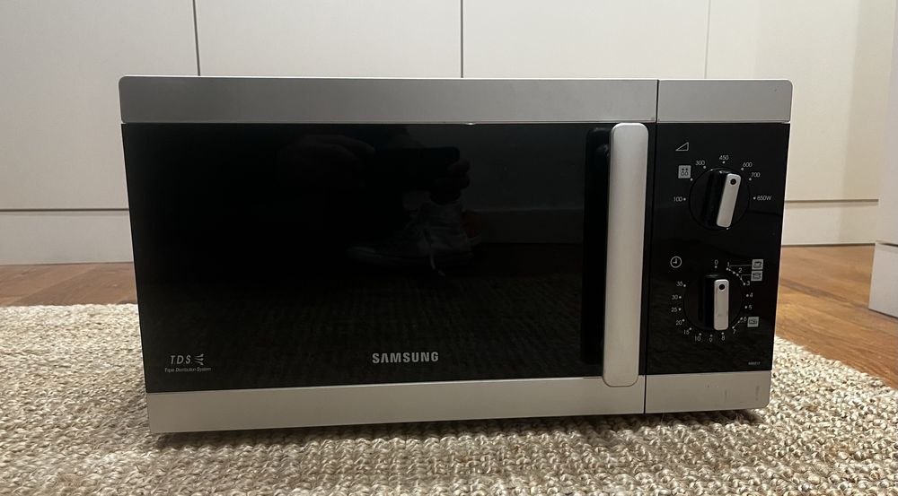 Microondas Samsung MW81P - 23L, 850W, Simples e Fiável