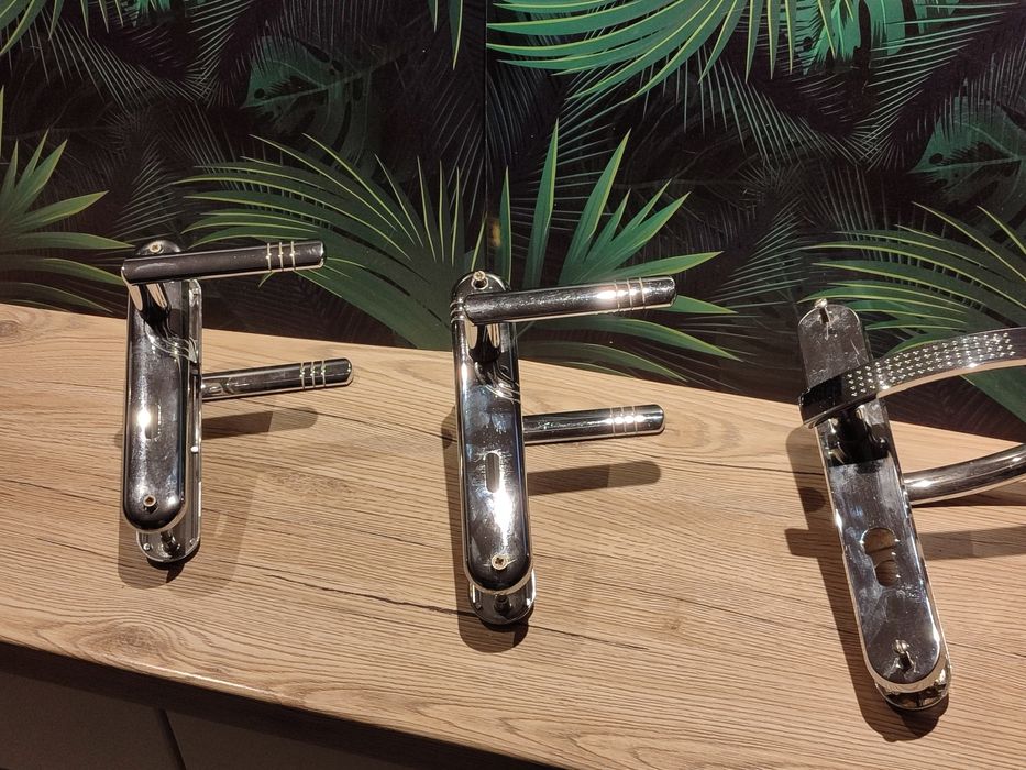 Klamki do drzwi z szyldem