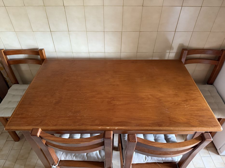 Mesa de jantar em madeira — 1,24m x 74,5cm