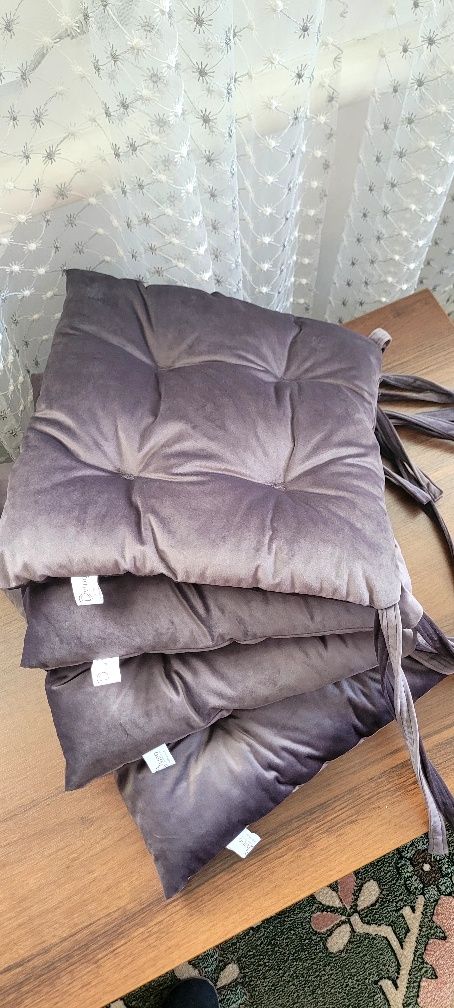 4 гарні подушки для стільців, табуретів, 35х35х8 велюрові