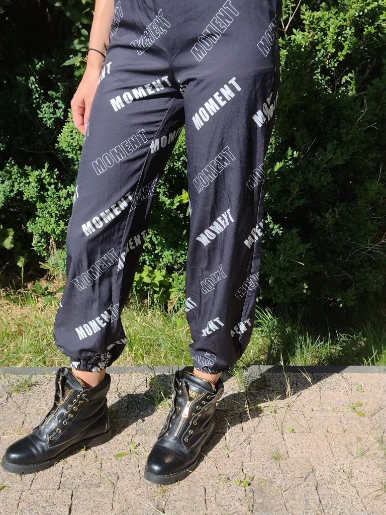 Czarne przewiewne spodnie z napisem " moment" Shein