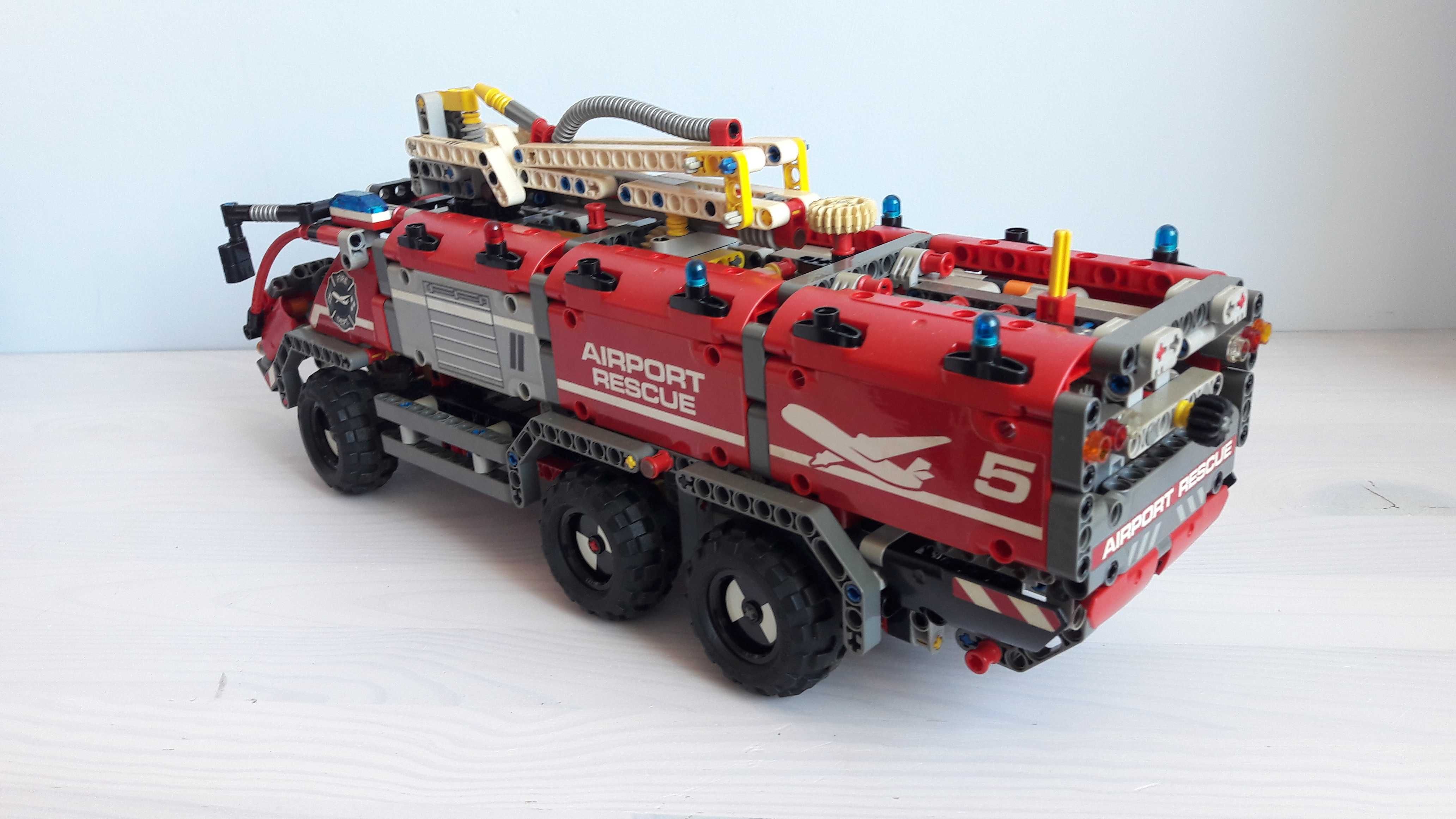 Lego Technic 42068 (10-16) Airport Rescue Vehicle