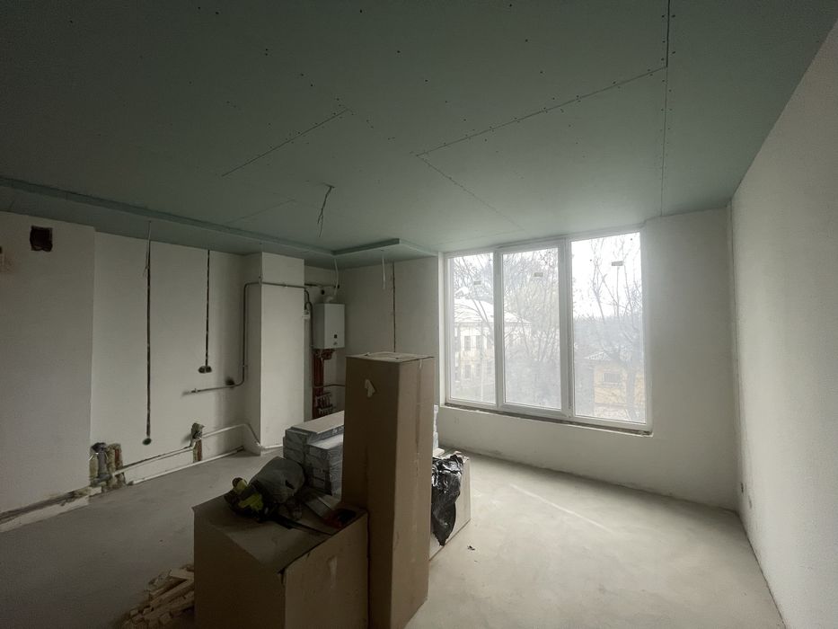 Центр. 2-х кімнатна квартира з частковим ремонтом та закупленими матер