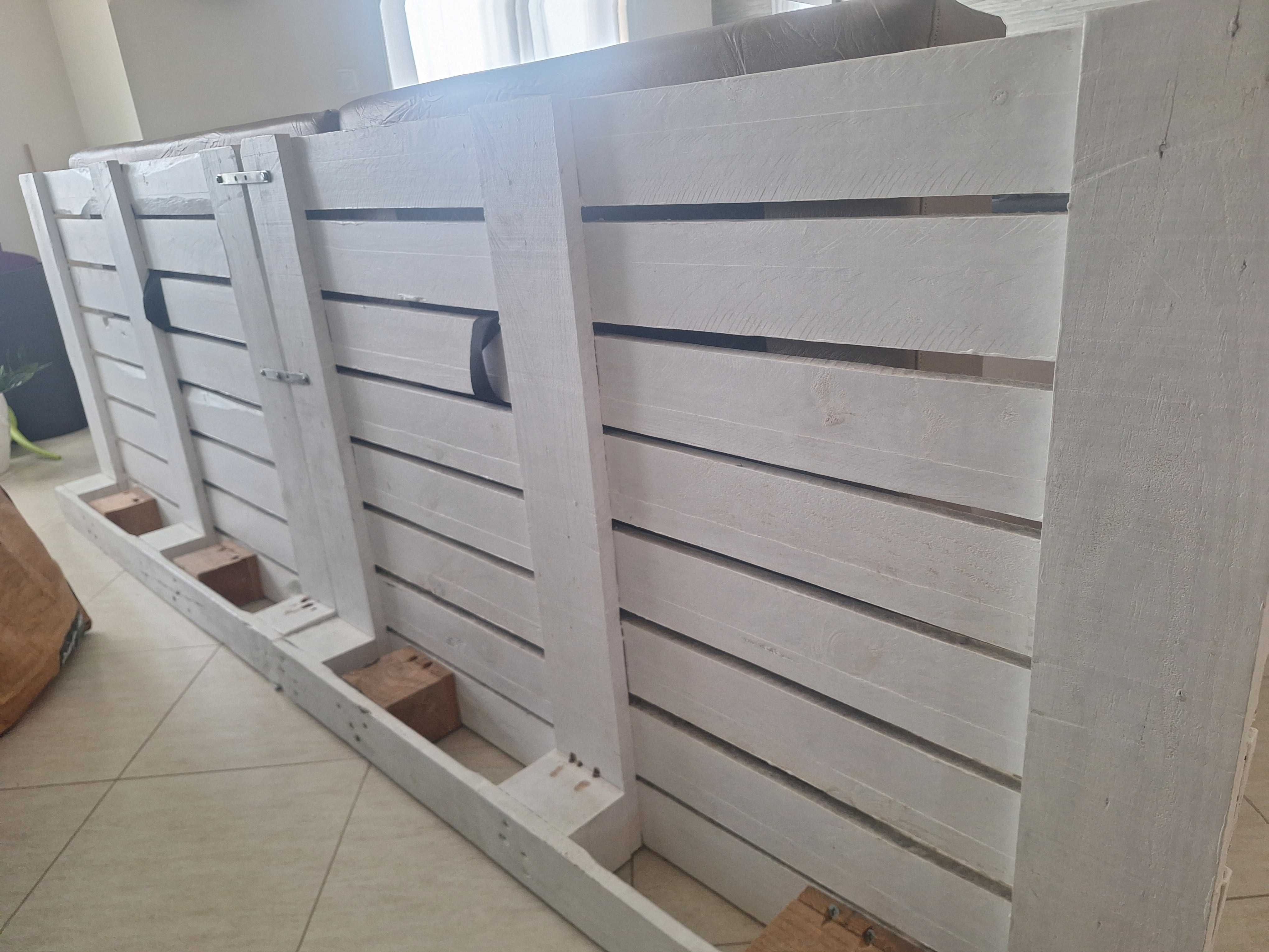 Sofá de paletes com almofadas