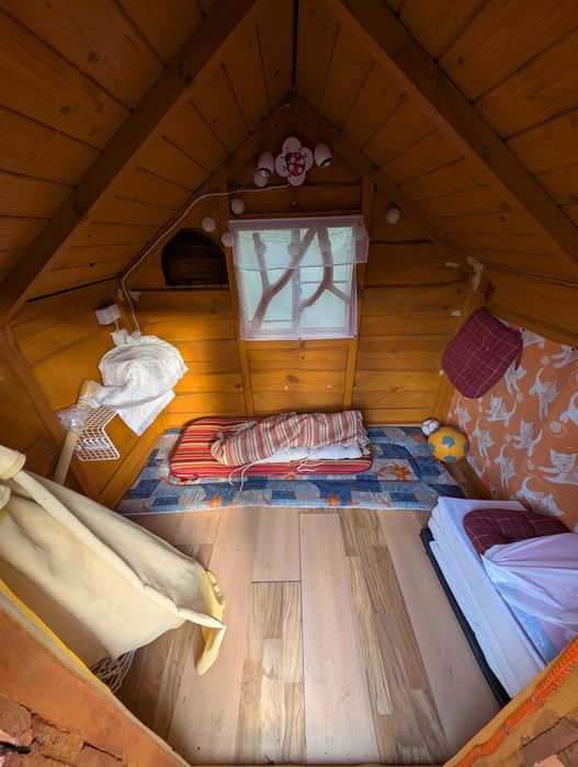 Drewniany domek na kurzej łapce