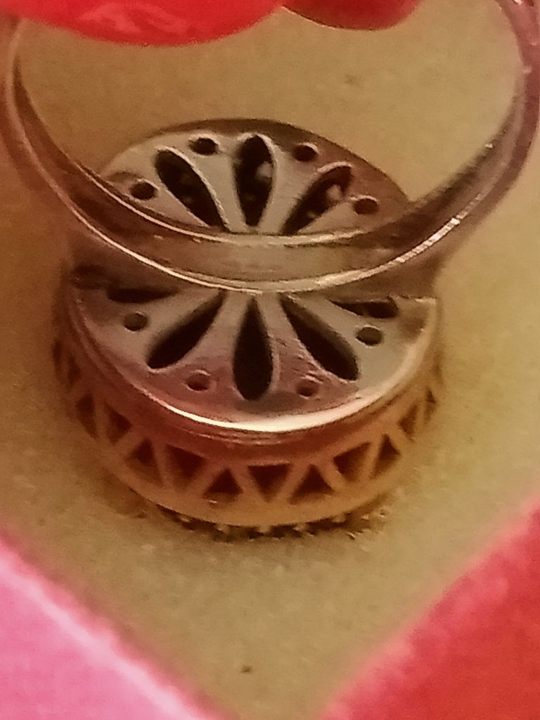Śliczny srebrny pierścionek z oczkiem i cyrkoniami koszyczek
