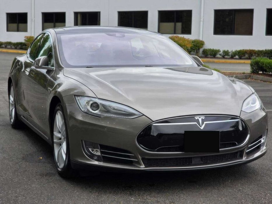 Tesla Model S 85D      2015