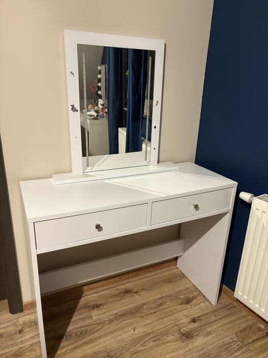 Biała toaletka z szufladami