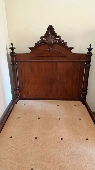 Vendo cama restaurada estilo antigo