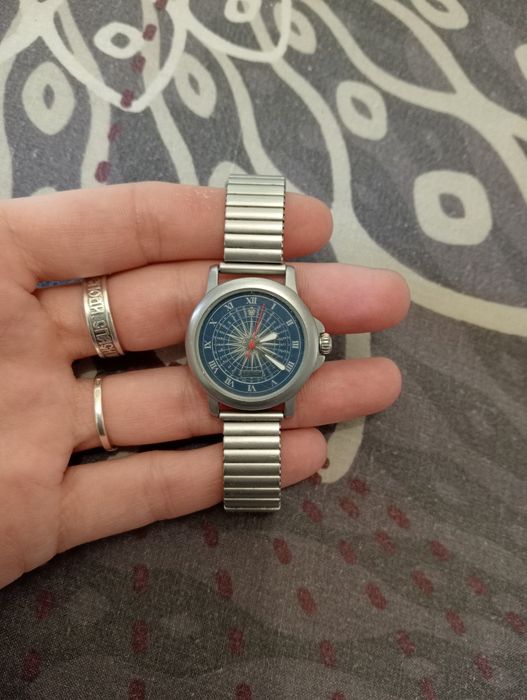 Часы ремешок тянется