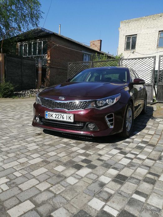Автомобіль Киа оптима 2016 рік.