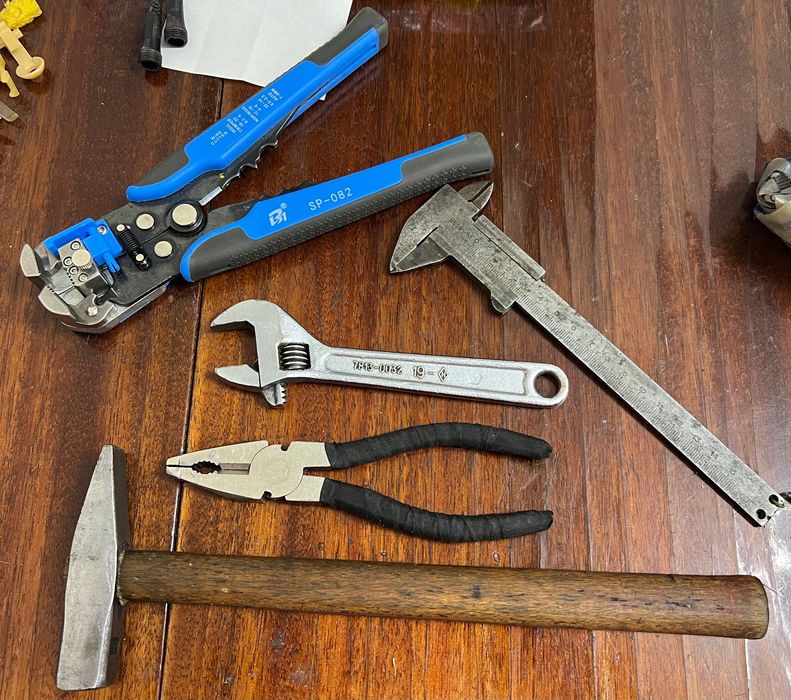 Инструменты Плоскогубцы кусачки молоток Штангенциркуль ключ Набор Бит