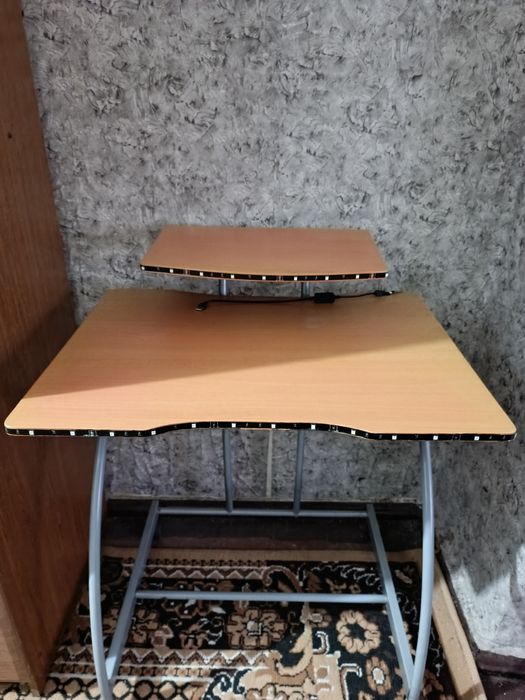 Комп'ютерний стіл