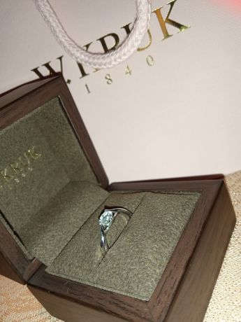 Srebrny pierścionek z diamentem w pudełku